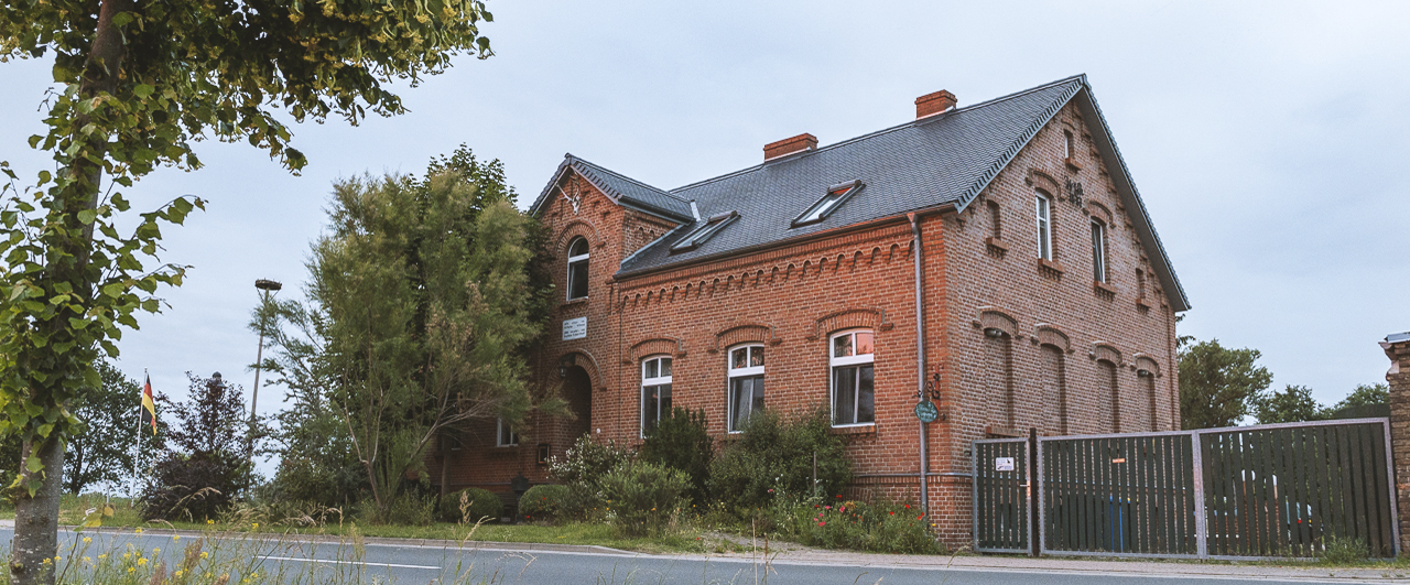 Ferienwohnung Bombina — Außenansicht mit Garten