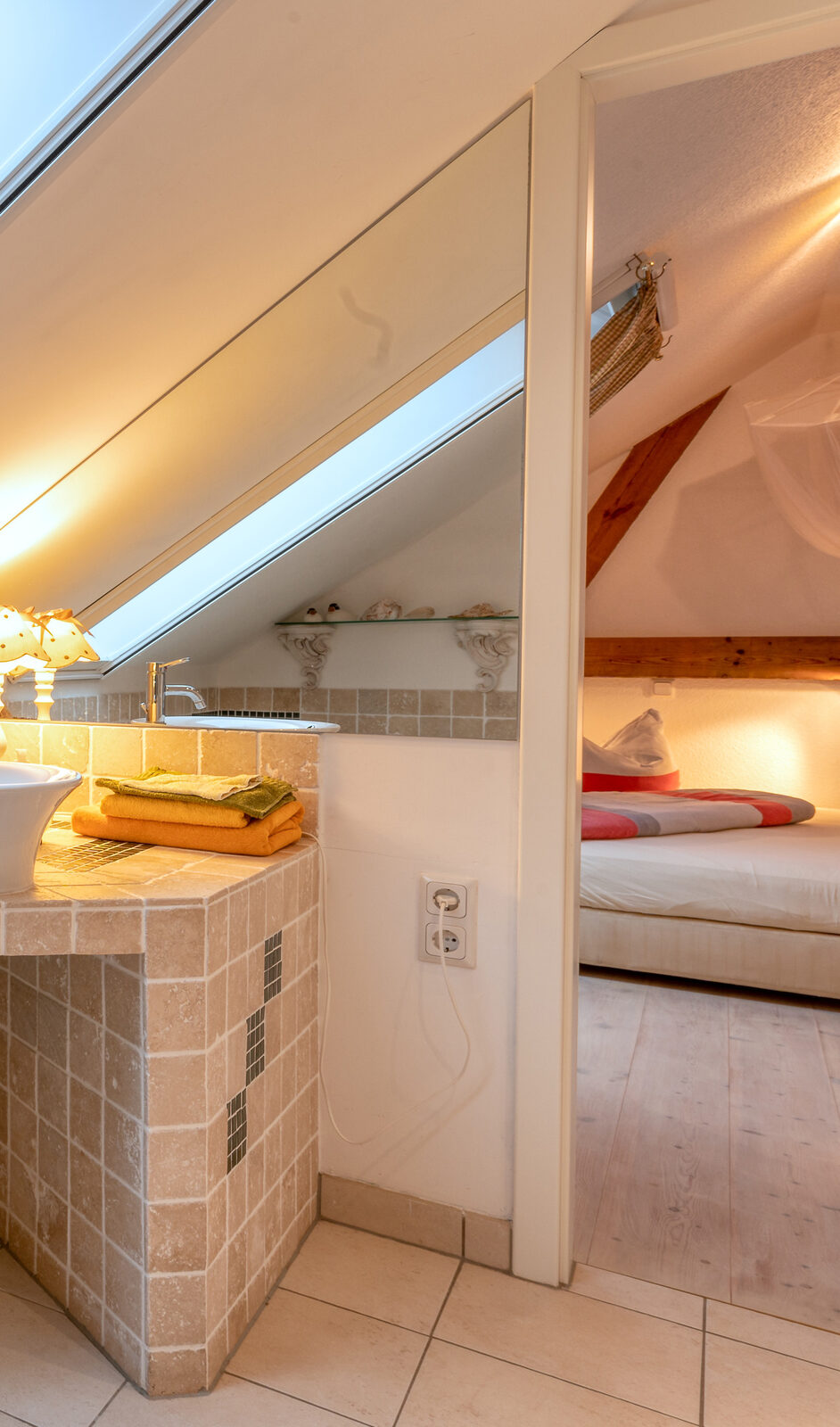 Adlerwohnung — Waschtisch mit Blick in den Schlafbereich
