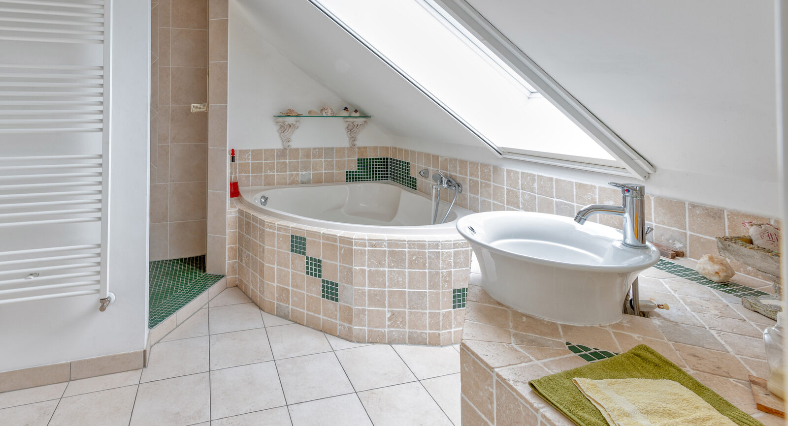 Adlerwohnung — Bad mit Eckbadewanne unter der Dachschräge