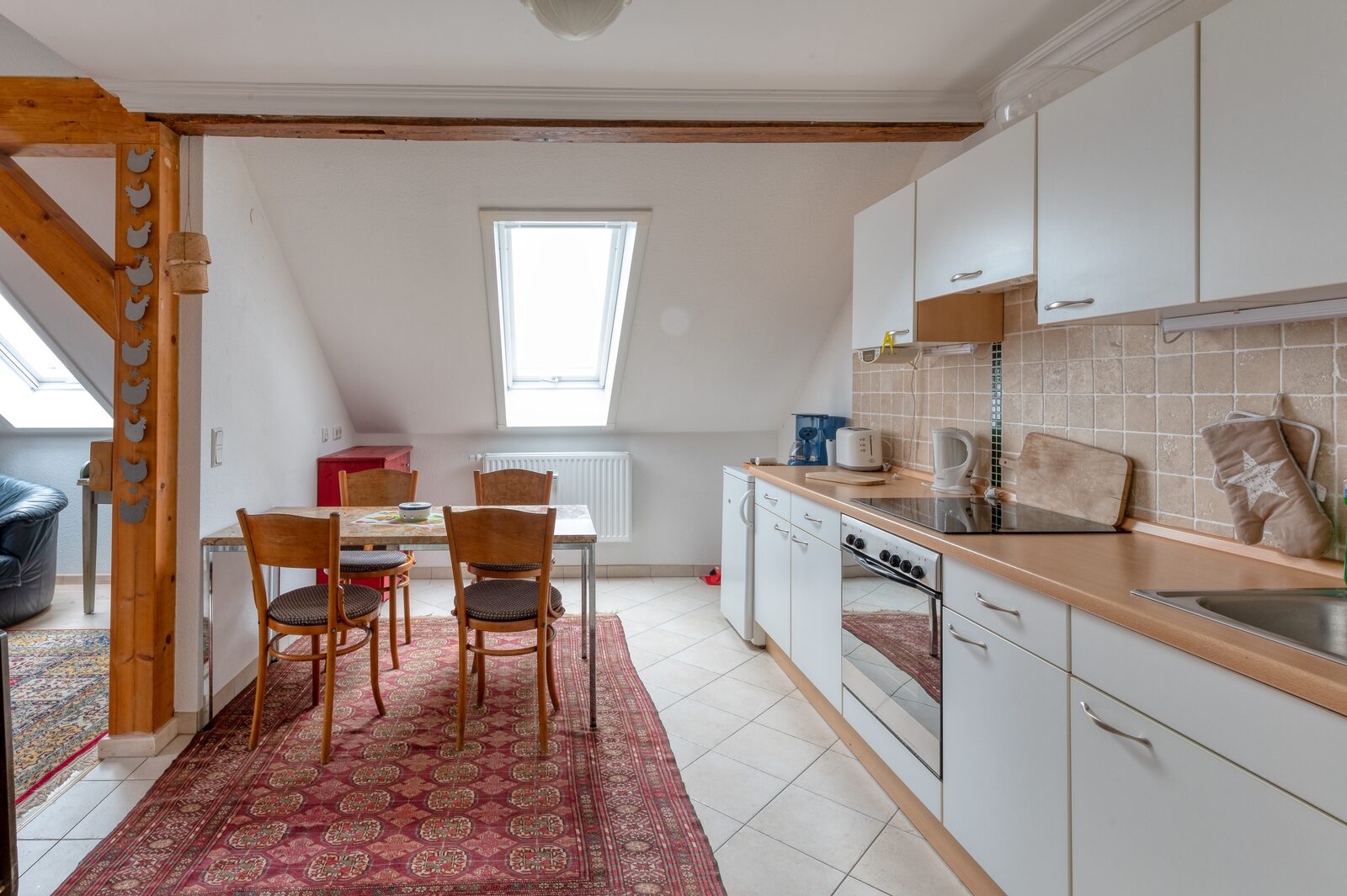 Adlerwohnung — Küche mit Essplatz unter der Dachschräge