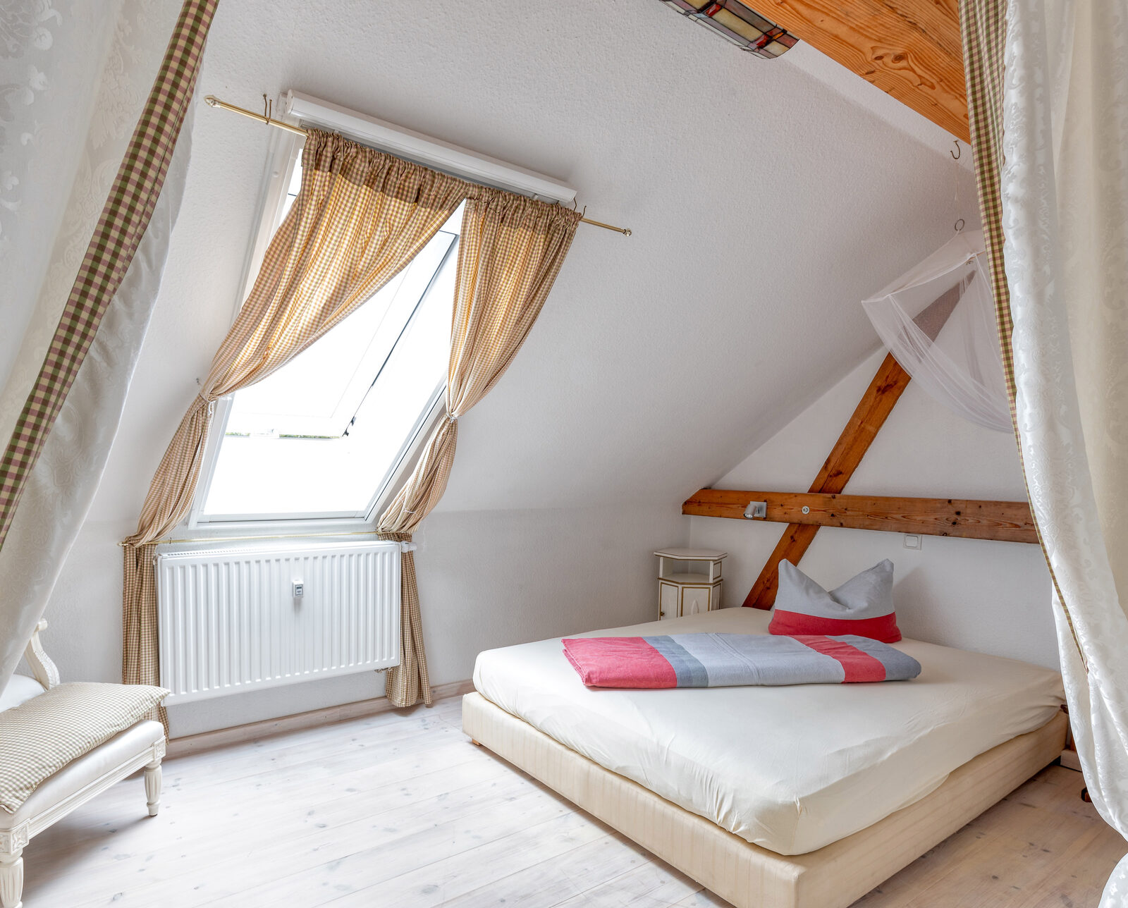 Adlerwohnung — Schlafzimmer mit Dachfenster