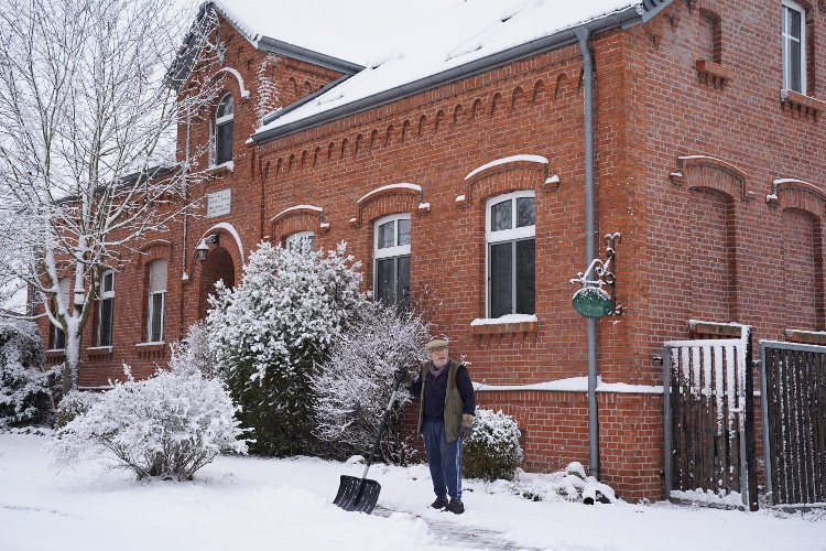 Das Bombina-Haus im Schnee — roter Backsteinbau im Winter