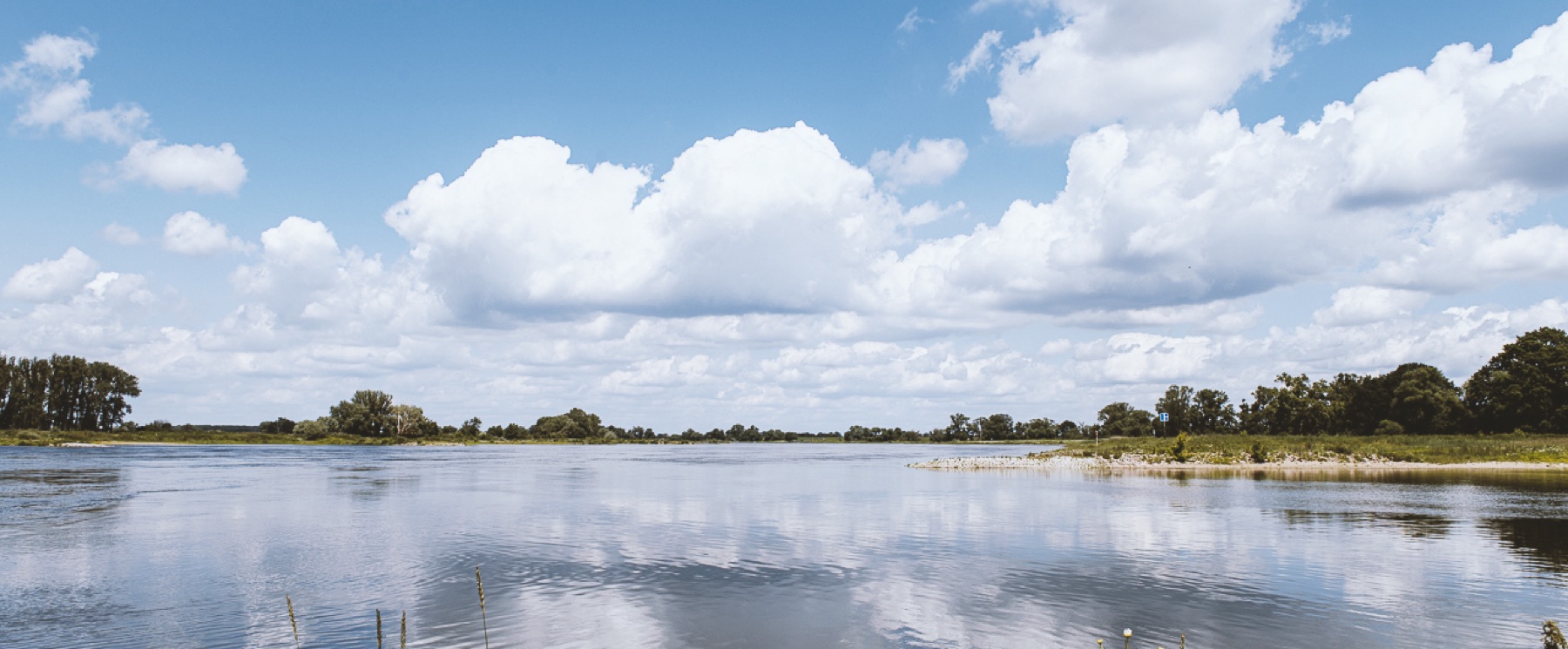 Weite Wasserfläche der Havel unter Sommerwolken