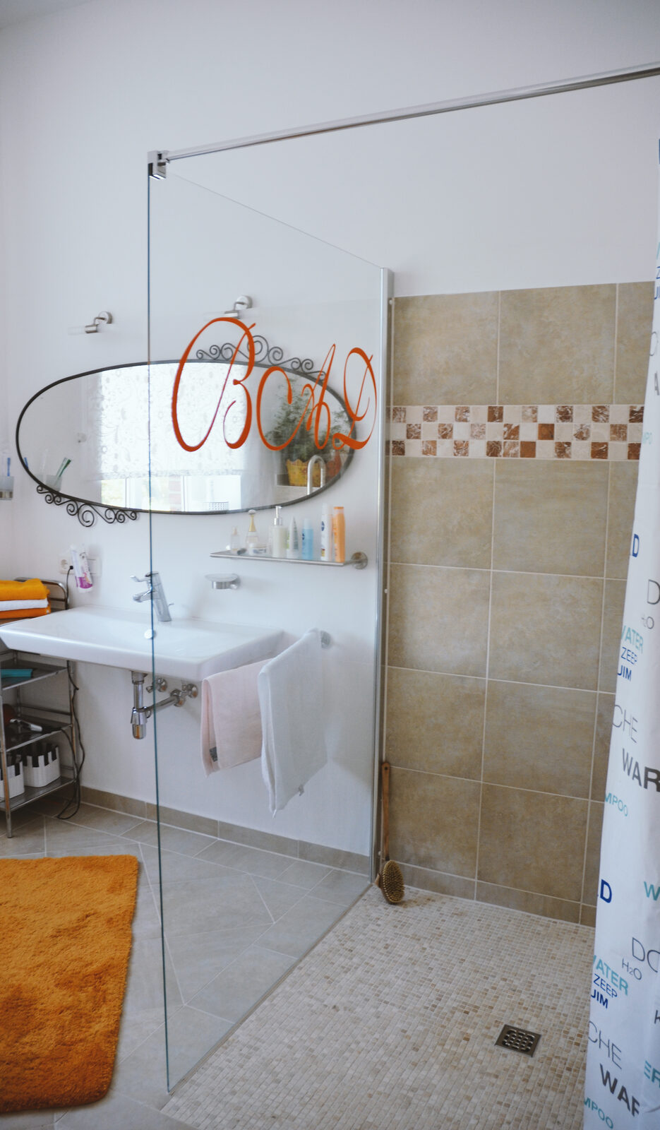 Kranichwohnung — Bad mit bodengleicher Dusche