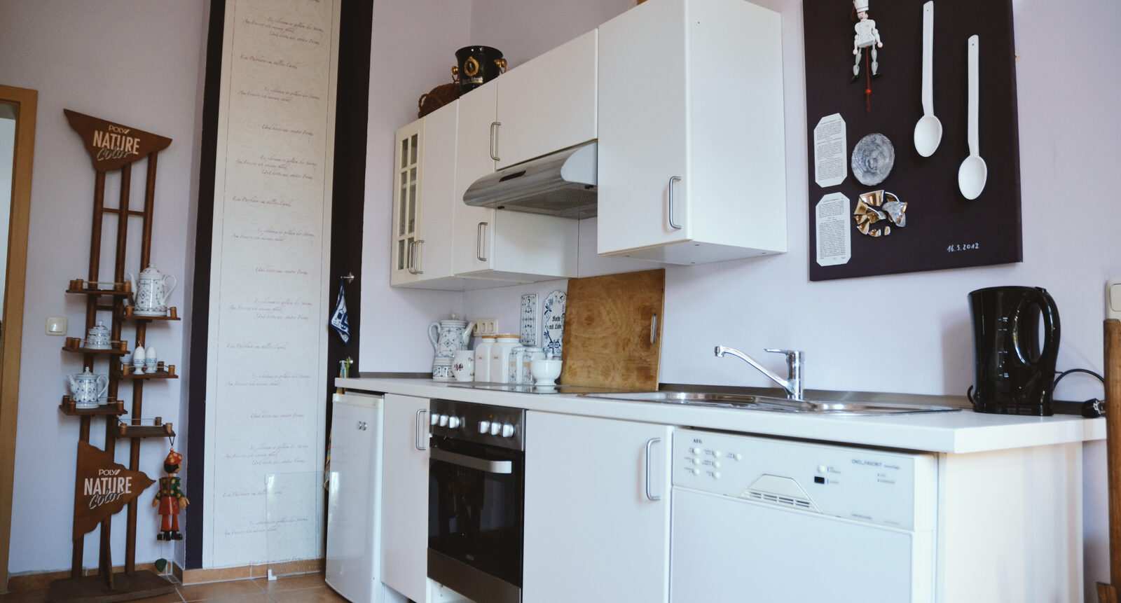 Kranichwohnung — Küche mit Backofen und Geschirrspüler