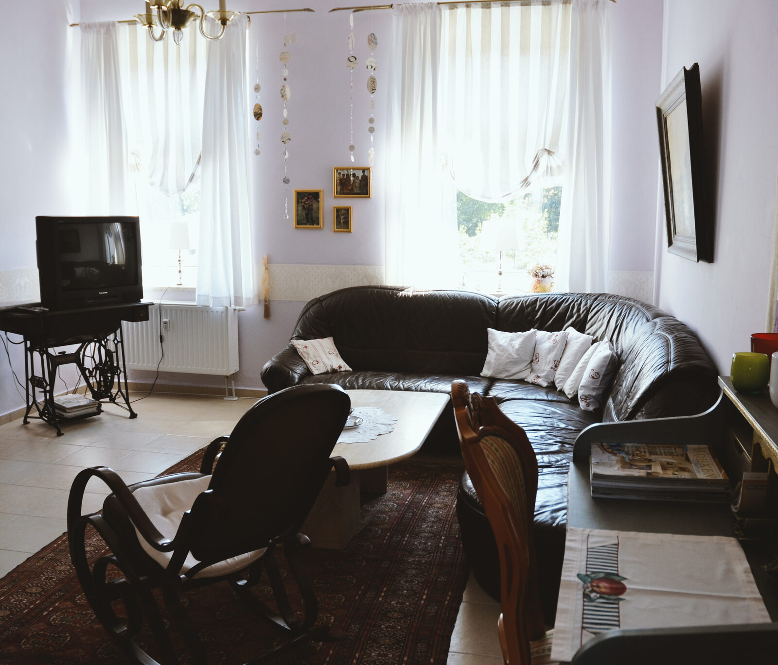 Kranichwohnung — Wohnzimmer mit Ledersofa